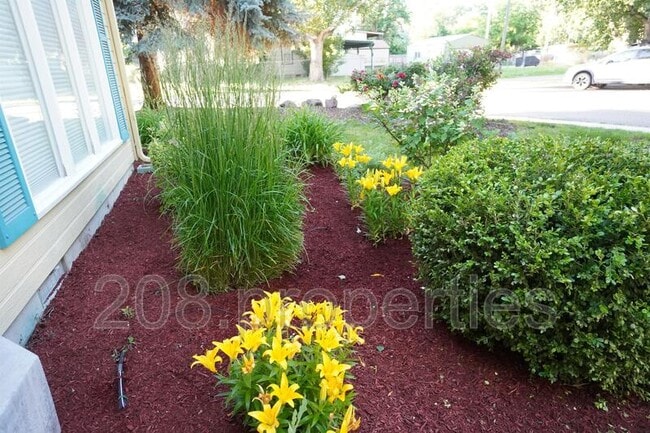 Photo - 1394 E Holly St