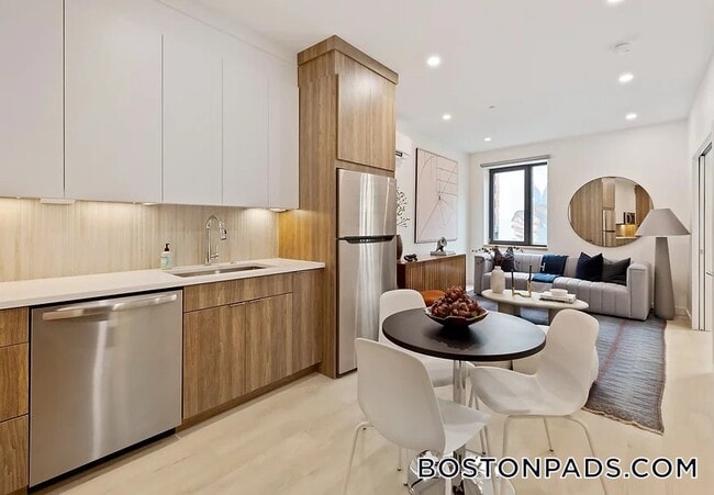 87 Oxford St Unit 605