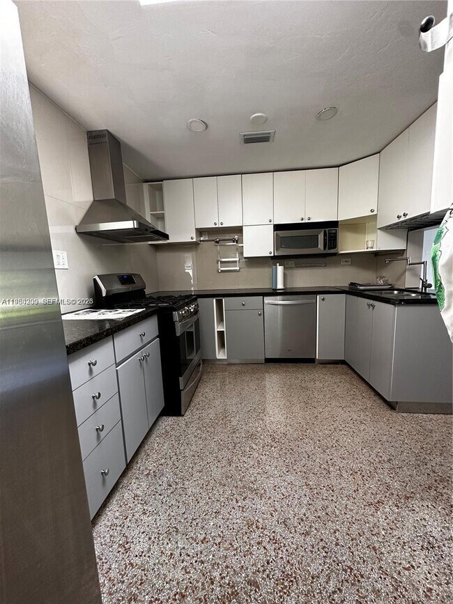 Photo - 1561 NE 29th St