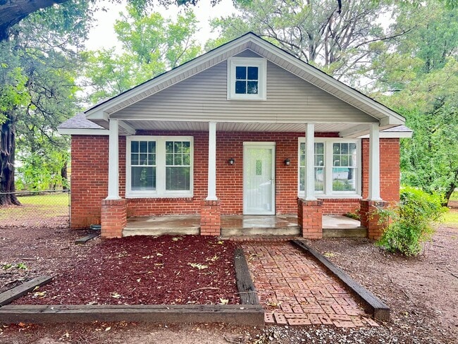 Building Photo - Newly Updated All-Brick Home in Growing Ne...