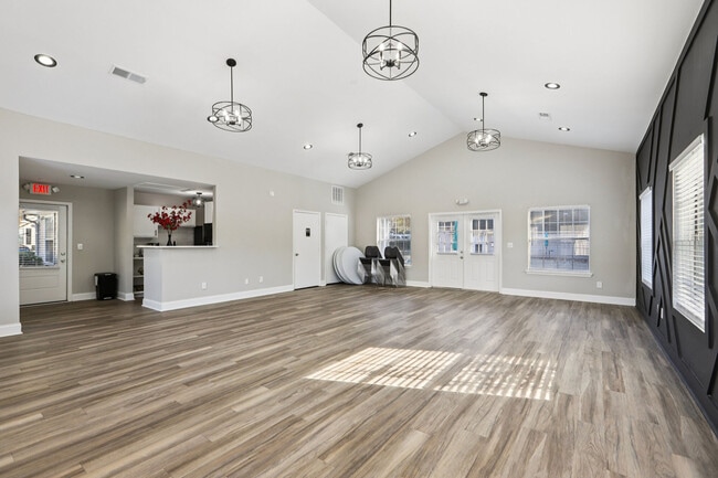 Photo - Gregory Lane Apartments