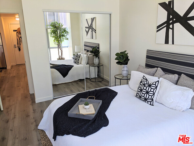 Photo - 630 W 6th St Unit 315