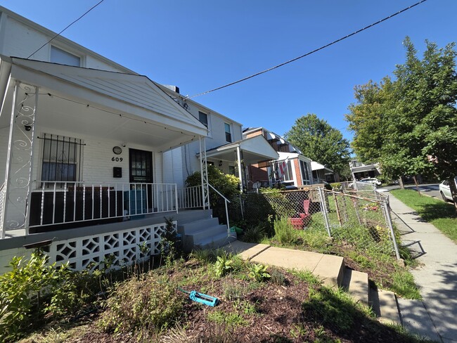 Photo - 609 Farragut Pl NE