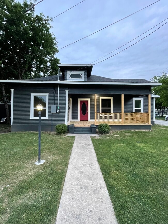 Building Photo - 1005 Ave I Rental