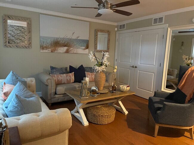 Relaxing bonus space - 4638 Woodberry St