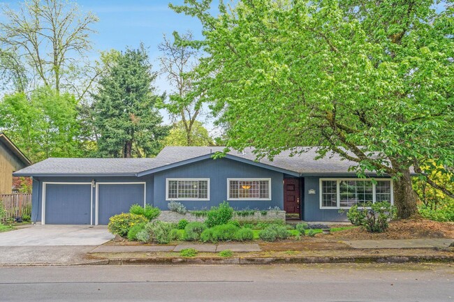 Spacious, well-cared for 4-bdrm/3-bath spl... - Spacious, well-cared for 4-bdrm/3-bath spl... House