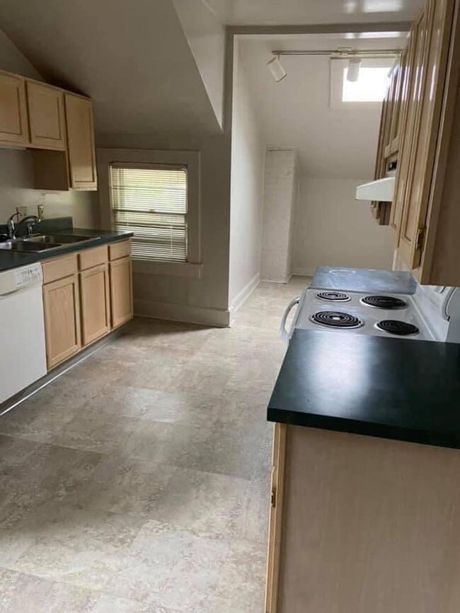 Photo - 720 SE Riverside Dr Apartment Unit B