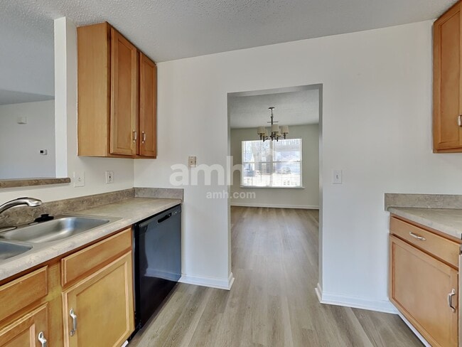 Photo - 611 Westbury Way