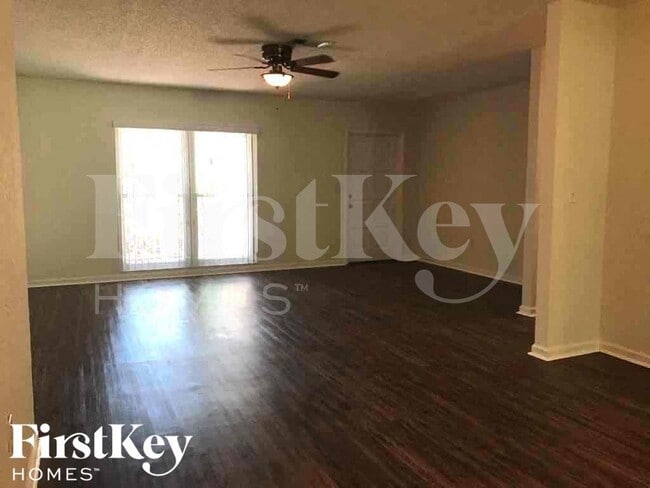 Photo - 833 Weeburn St