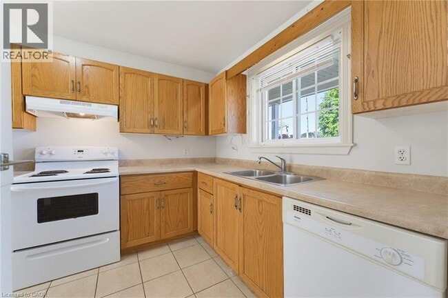 Photo - 165 McDonald St E