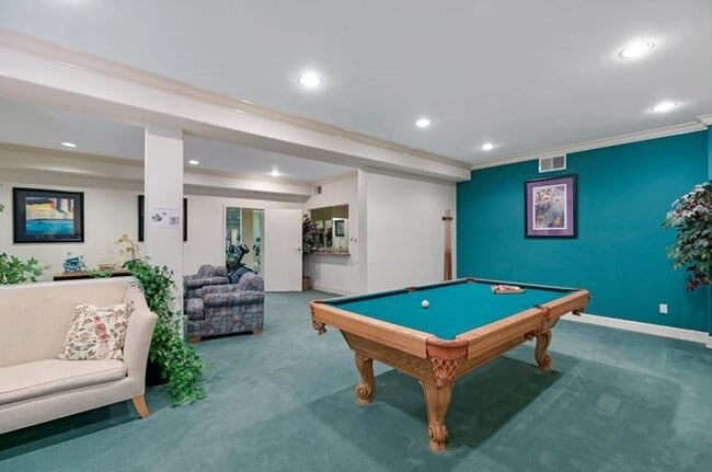 Building Photo - 390 S Sepulveda Blvd Unit 311