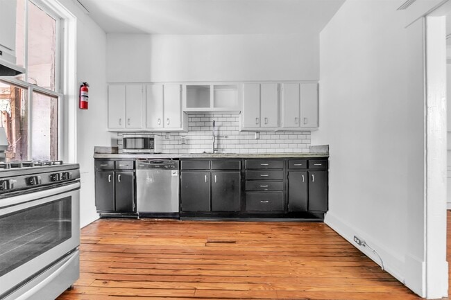 Photo - 2553 Broad Ave