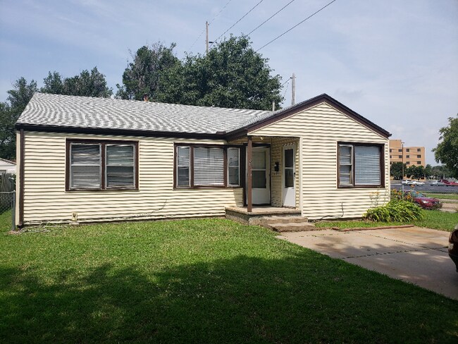 Photo - 667 N Meridian Ave