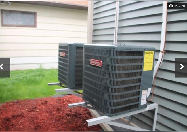 Photo - 84 Curtice St E