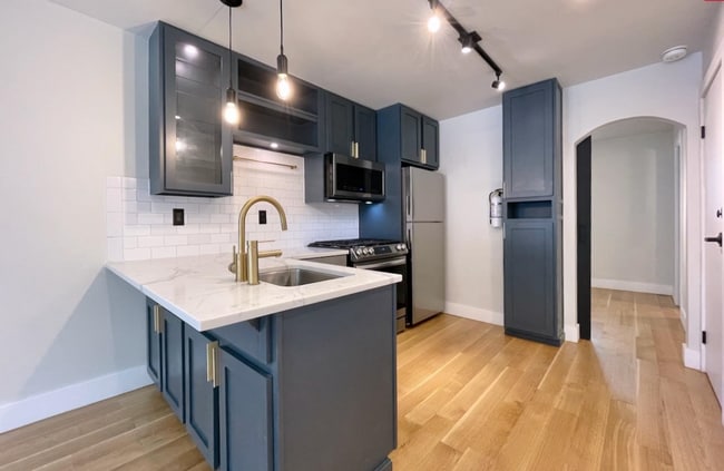 Building Photo - 320 6th St Unit B