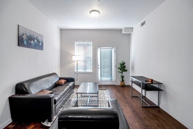 Building Photo - 535 18th St Rental