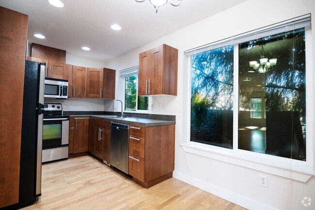 Building Photo - Remodeled 3/2.5 Townhomes