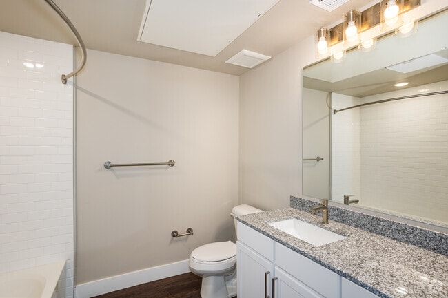 2BR, 2BA - 1,073SF - Secondary Bathroom