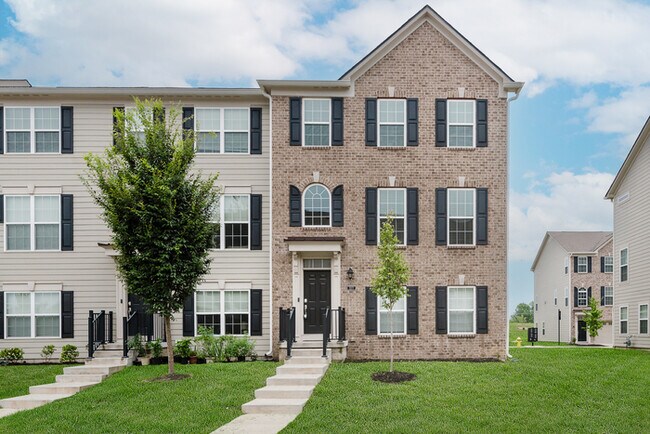 Building Photo - Beautiful Townhome in Carmel