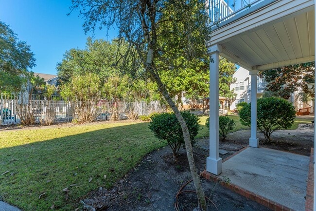 Building Photo - First Floor - The Oaks Unit 135