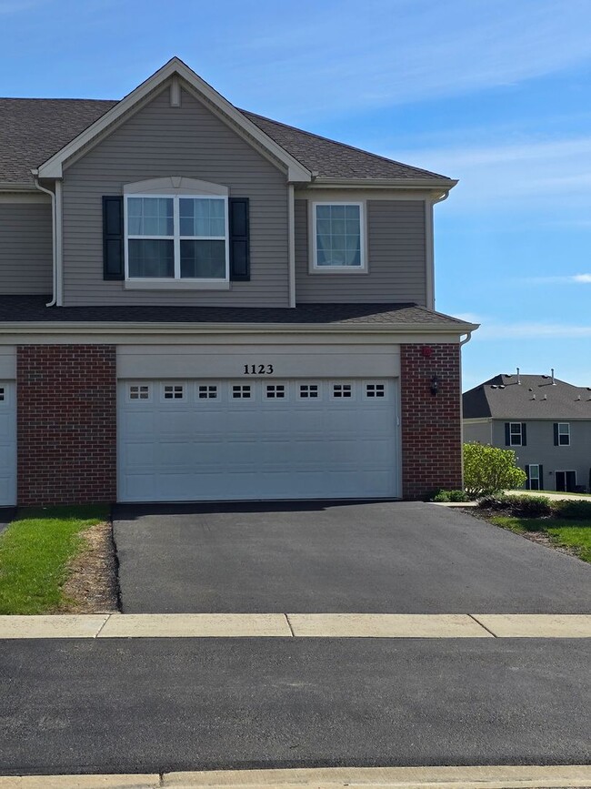 Building Photo - 1123 Hawk Hollow Dr