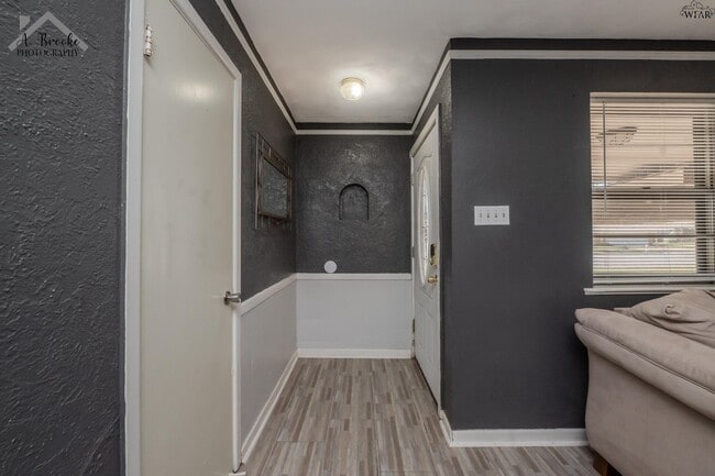 Photo - 1603 Karen Ln