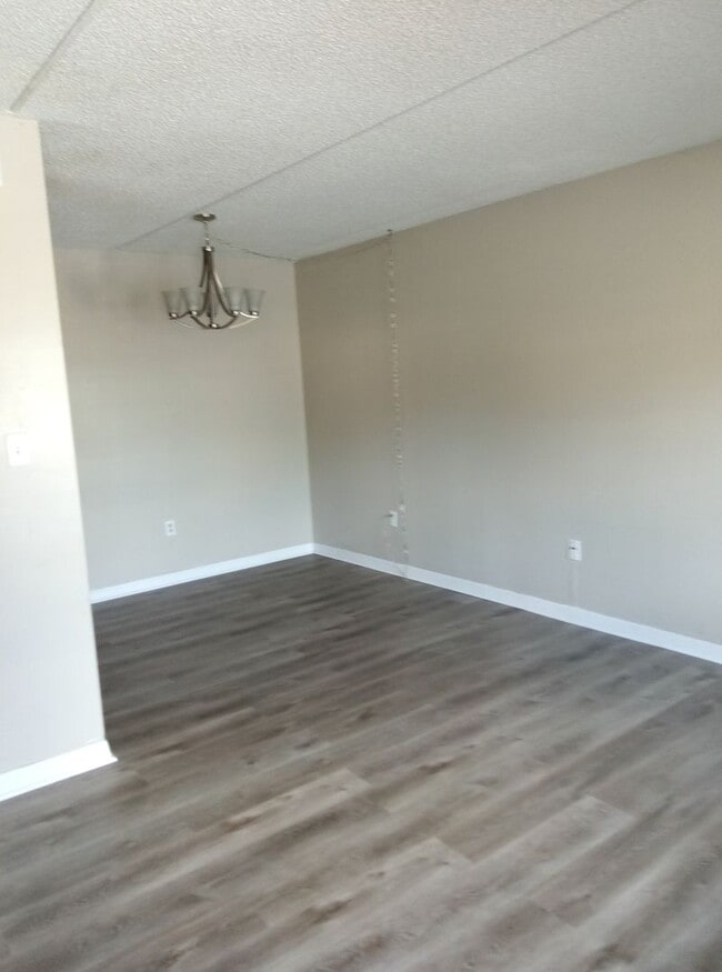 Building Photo - Gated Community First Floor 1/1.5 Apartmen... Unit 2 Rental