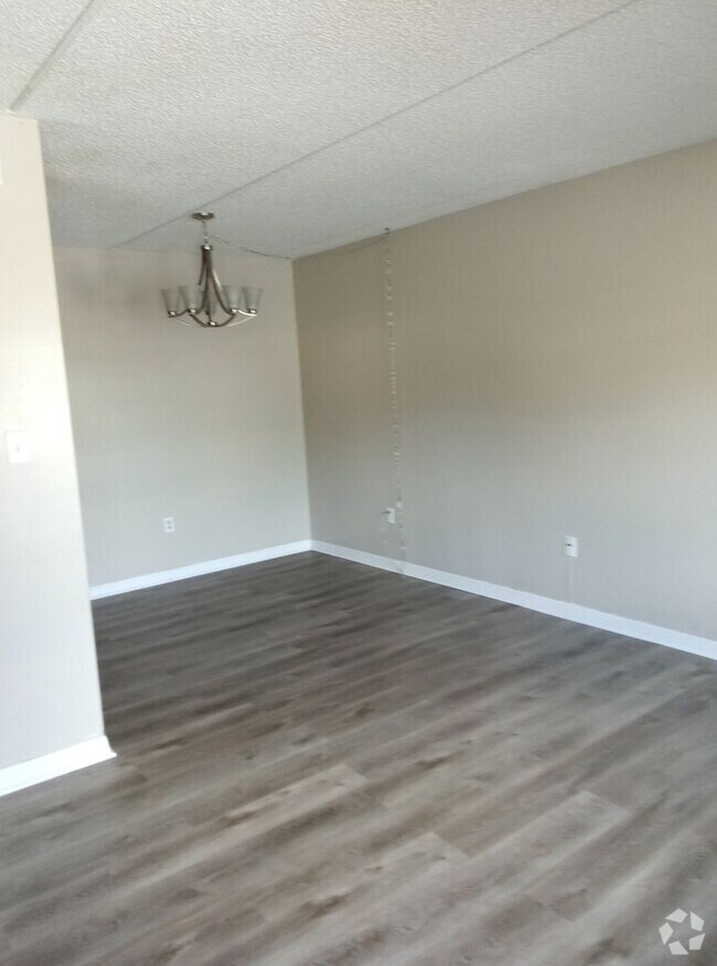 Building Photo - Gated Community First Floor 1/1.5 Apartmen... Unit 2 Rental