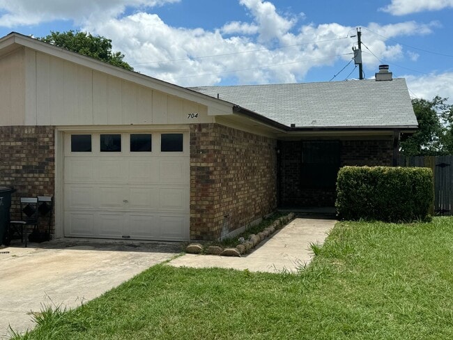 Building Photo - 704 Lisa Ln