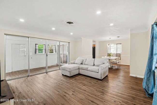 Photo - 2425 Heritage Dr