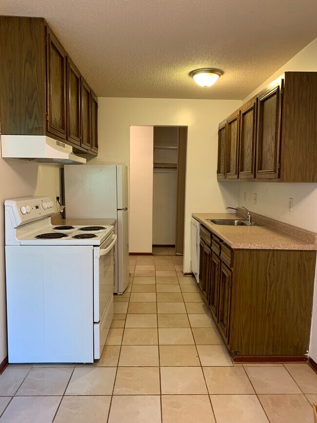 Kitchen - 4508 Cedar Lake Rd S Unit #4