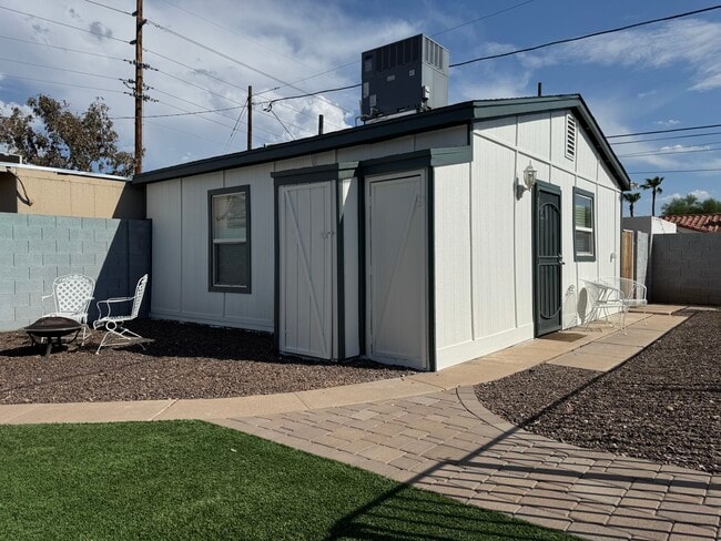 Building Photo - 1739 E Granada Rd Unit 1739 E Granada Guest House