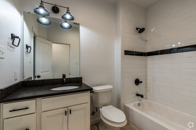 2BR, 2BA - 1150SF - Bathroom