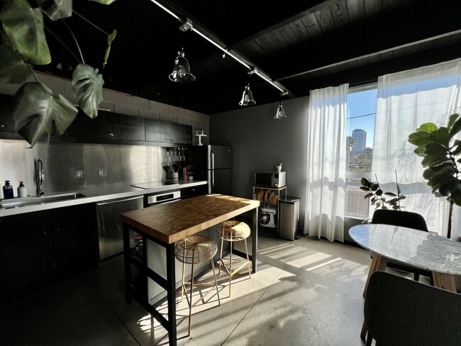 Kitchen - 525 E Willetta St