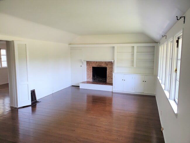 Photo - 8533 Rosewood Ave