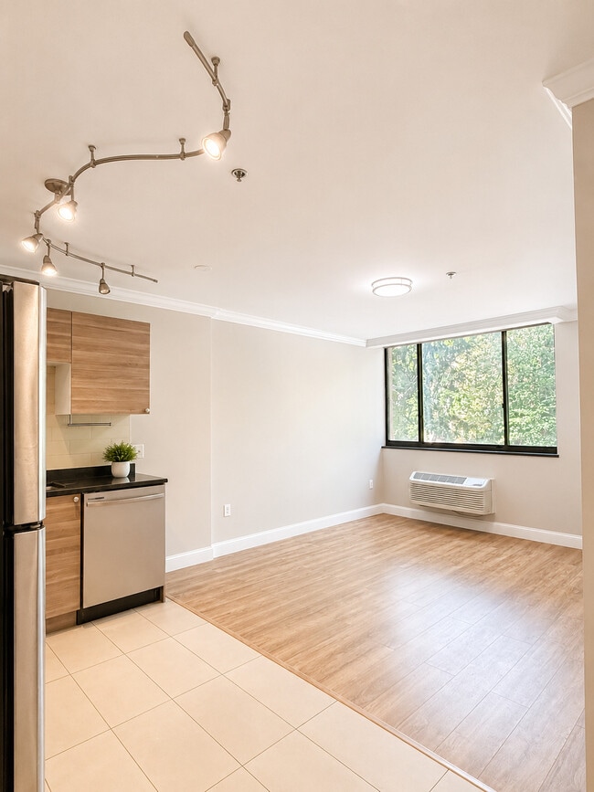 1BR, 1BA - 561SF - Kitchen & Living Room