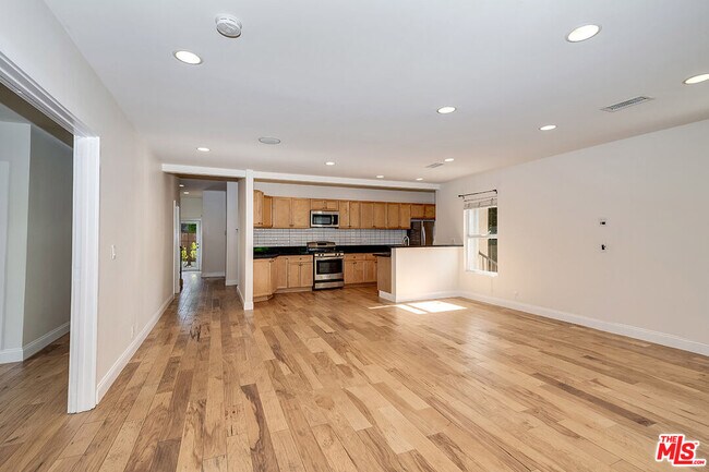 Photo - 15242 La Maida St