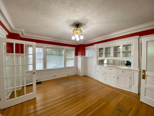 Photo - Beautiful Craftsman on Broadway with Live-...