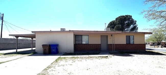 Building Photo - Beautiful home with 2 kitchens and 3 bedrooms and 2 bathrooms