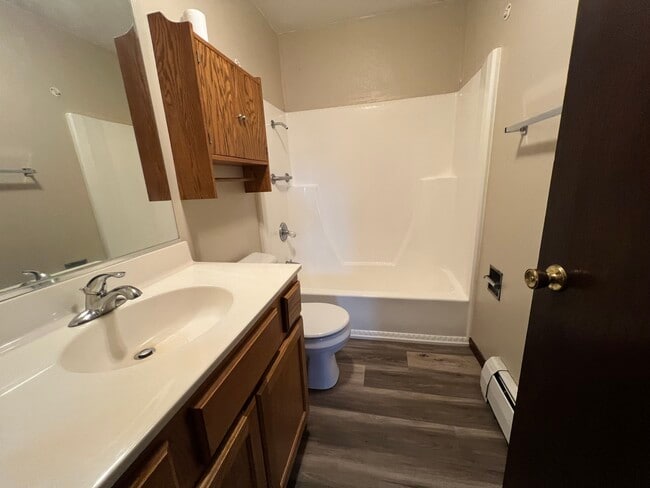 Full Bath - 5415 Schmutzler St