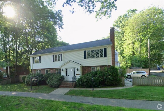 Building Photo - 725 VFW Parkway Rental