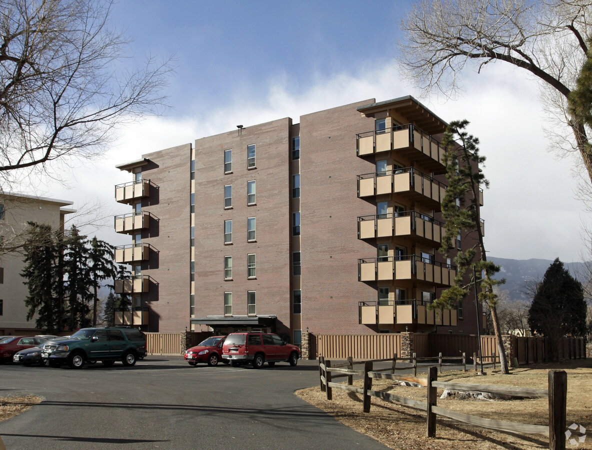 Park Manor Apartments - Park Manor Apartments