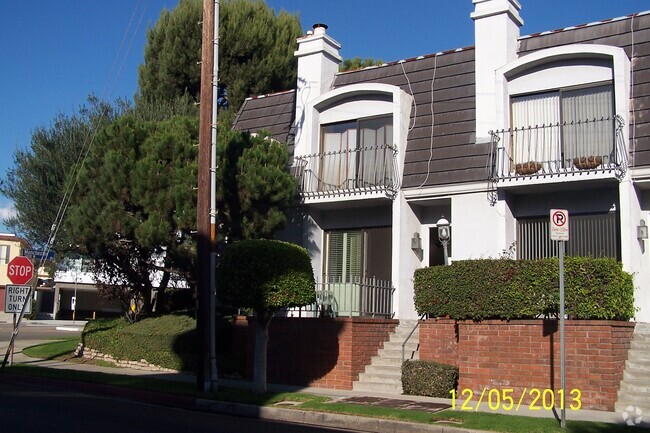 Building Photo - 8502 Gulana Ave Rental