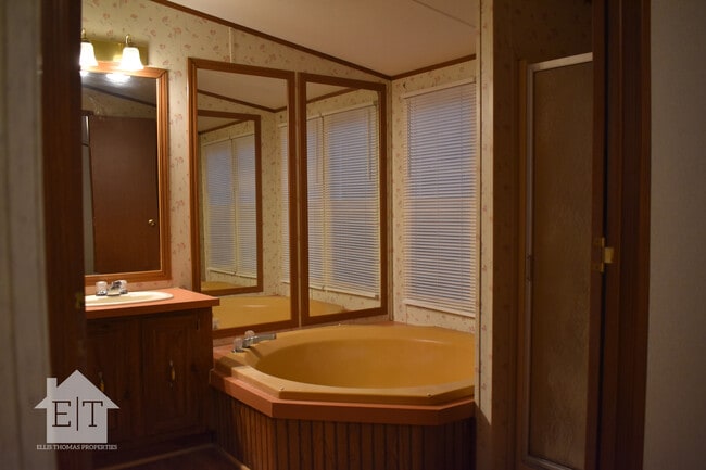 Photo - 46 Rolandale Ln
