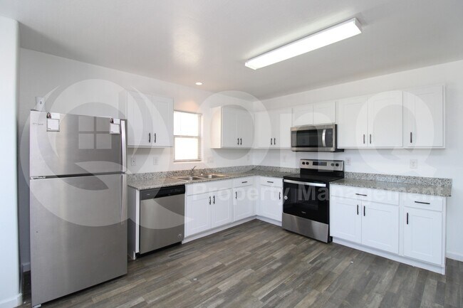 Photo - 822 N Navajo Ln
