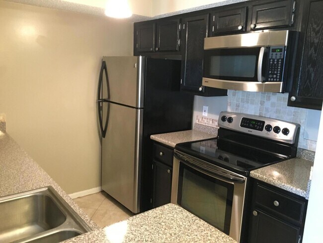 Building Photo - 2 Bedroom Condo in Indian Lake!