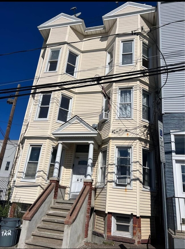 Building Photo - 422 St Pauls Ave Unit 1