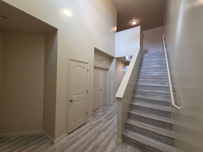 Building Photo - Large 4 Br - like new under $2k!