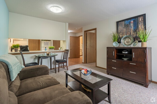 Oakwood, 1 dormitorio, 1 baño - 625 pies cuadrados - Comedor/sala de estar - Parkside of Livonia Senior Apartments