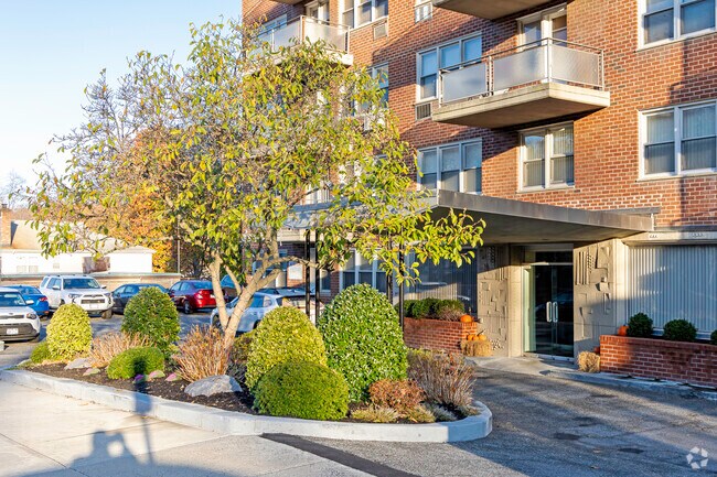 Entrada - 385 McLean Ave